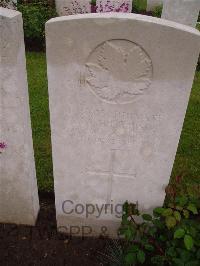Etaples Military Cemetery - Hutchison, William Archie